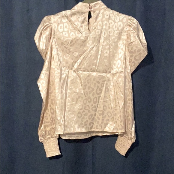 Blush pink blouse with poofy shoulders - Picture 2 of 2